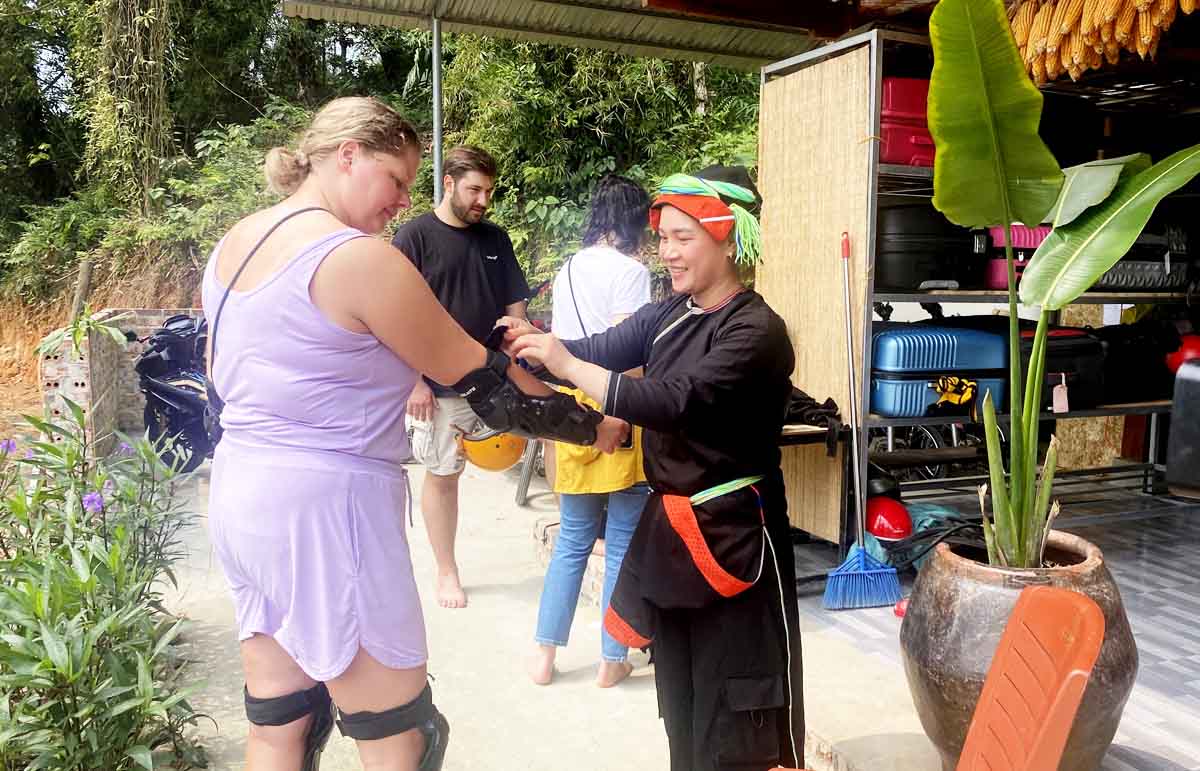 Khách nước ngoài ấn tượng với sự chuyên nghiệp, thân thiện khi đến với homestay của Bàn Thị Tịn. Ảnh: Huyền Trang.