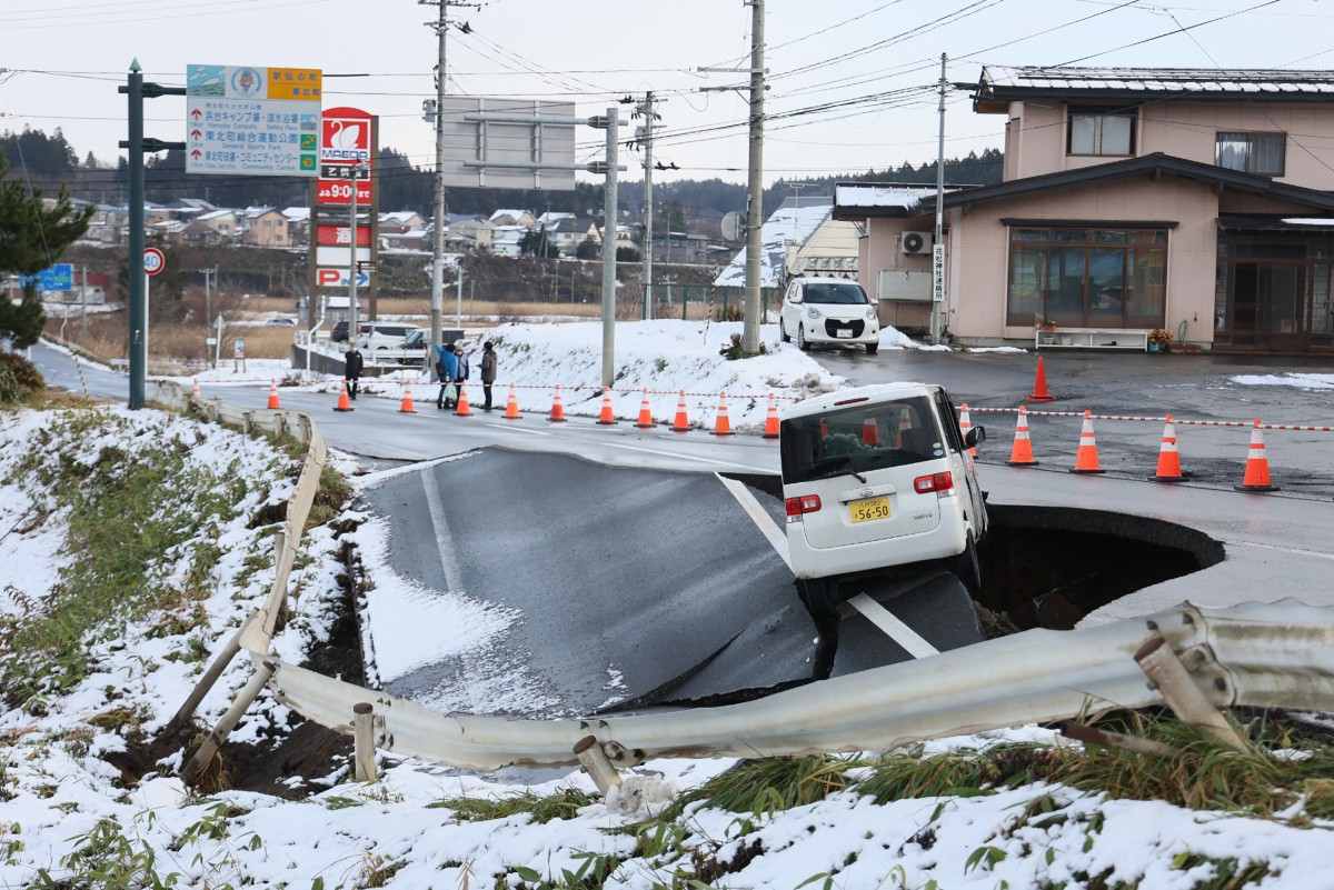 Đường bị sập ở thị trấn Tohoku, tỉnh Aomori ngày 9.12.2025, sau động đất. Ảnh: AFP