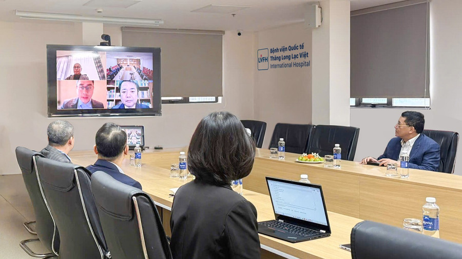 Ông Nishiza Seiki, Chủ tịch Hiệp hội Phổ biến Y tế Phúc Lợi Tiên tiến Kyushu cùng các nhà khoa học trao đổi với một hệ thống bệnh viện tại Việt Nam.