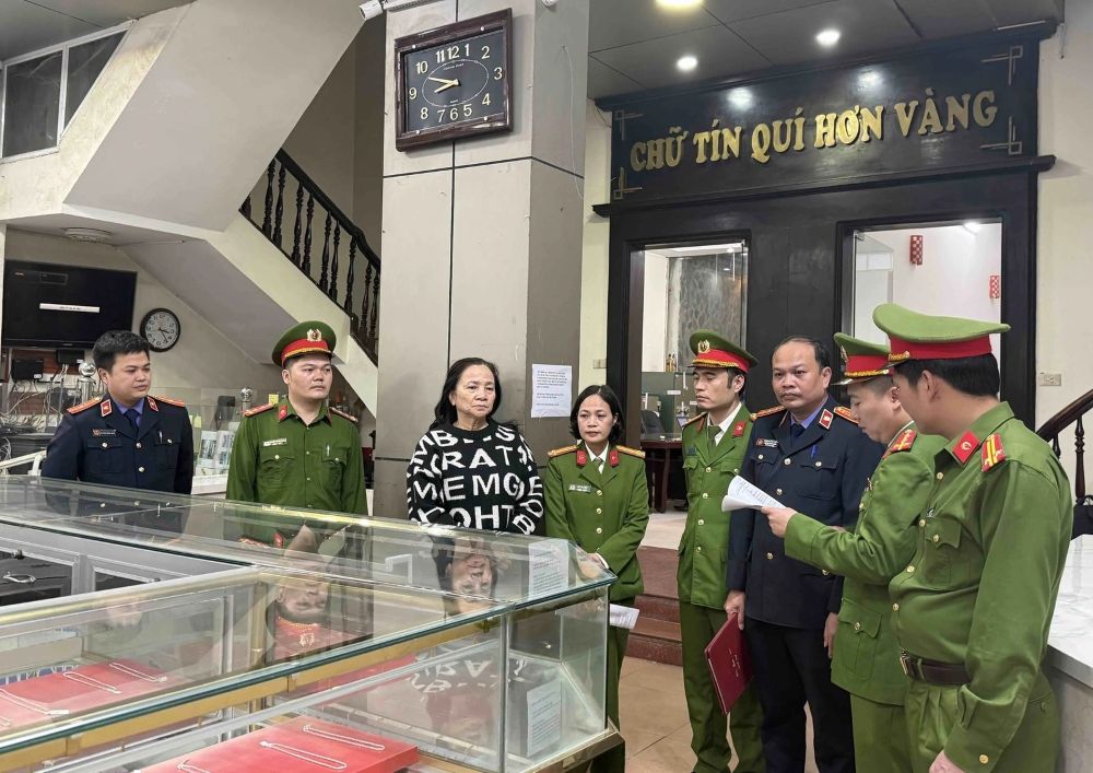 Tống đạt Quyết định khởi tố, bắt tạm giam đối với bà Lê Thị Thu Hương,