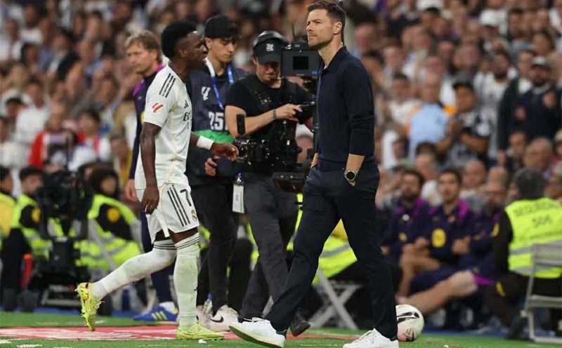 Khó khăn liên tục bủa vây Alonso trong thời gian qua. Ảnh: AFP