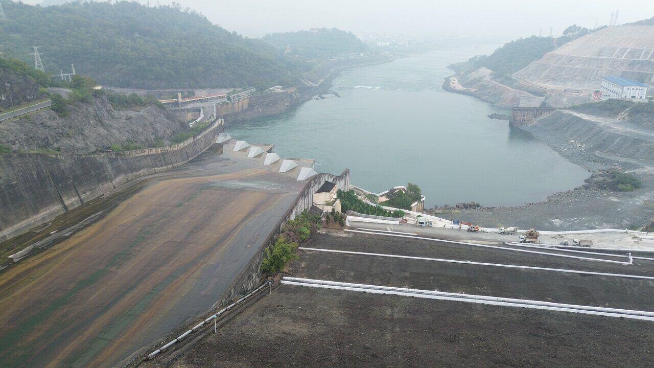 Thủy điện Hòa Bình hiện đang không mở cửa xã lũ. Ảnh: Minh Chuyên