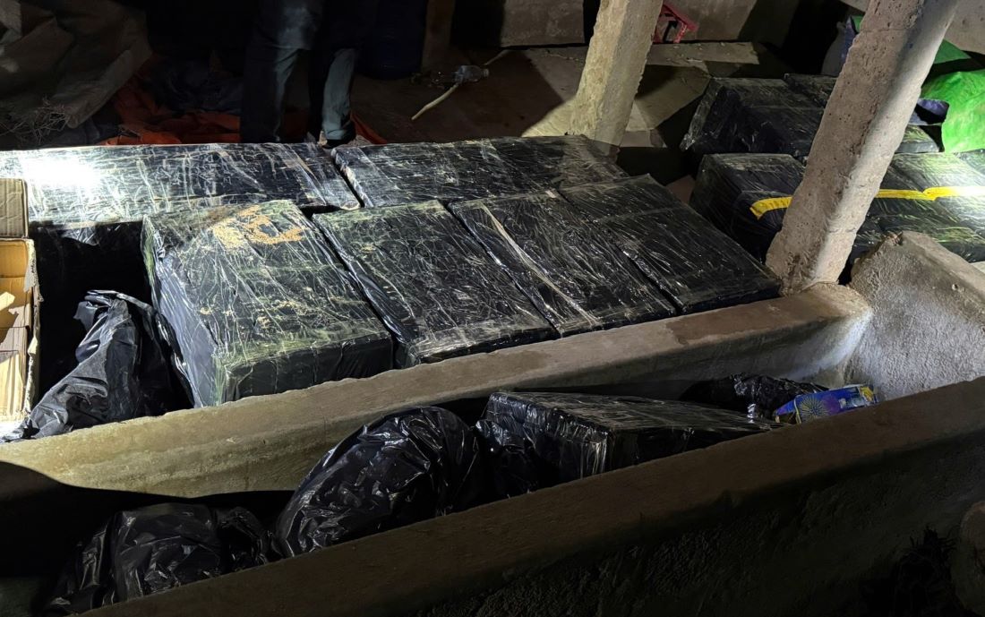 Pháo lậu đựng trong các bao nilon màu đen được phát hiện. Ảnh: Hàn Nguyên