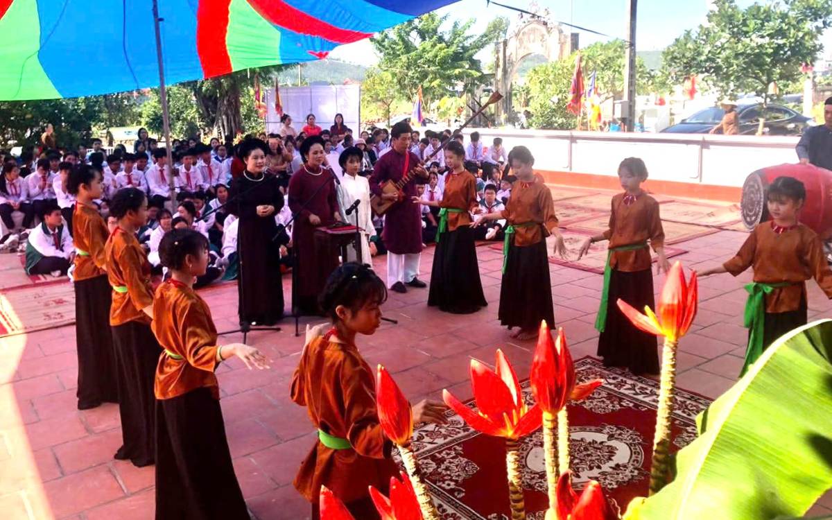 Phường Hòa Bình tổ chức chương trình “Giao lưu tìm hiểu nghệ thuật Ca trù Đông Môn” dành cho học sinh các bậc học trên địa bàn. Ảnh: Phường Hòa Bình, Hải Phòng