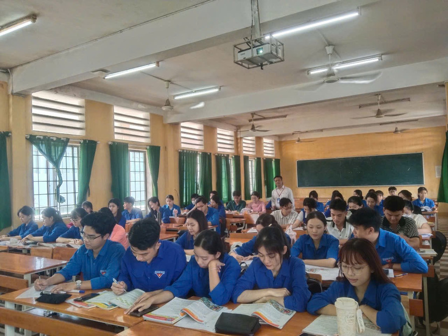 NGƯT. ThS Tô Ngọc Sơn và sinh viên Trường Sư phạm - Trường Đại học Đồng Tháp.