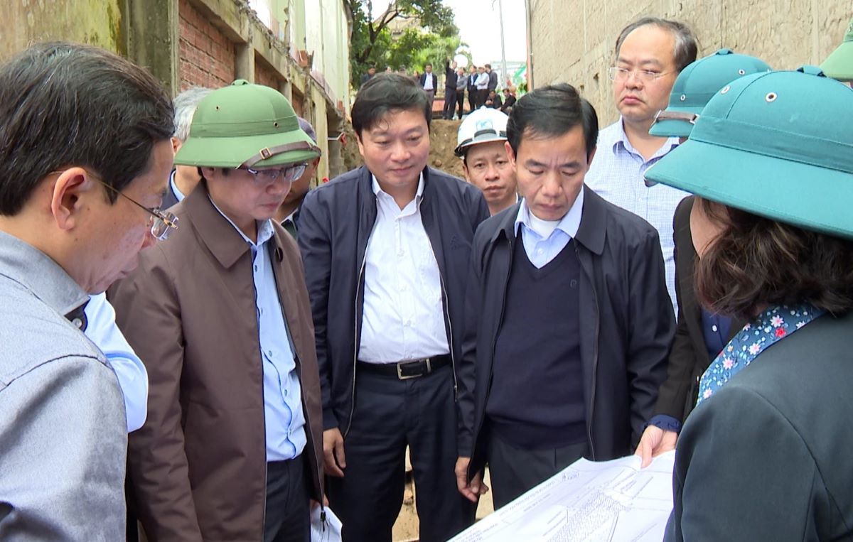 Lãnh đạo tỉnh Quảng Trị kiểm tra hiện trường vụ sạt lở để thống nhất phương án khắc phục. Ảnh: H.Nguyên