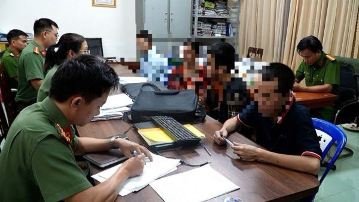 Các phòng nghiệp vụ Công an tỉnh Quảng Ngãi làm việc với các đối tượng xuất cảnh trái phép ra nước ngoài bán thận và tham gia lừa đảo trực tuyến bị trục xuất khỏi Campuchia. Ảnh: Thành Sự