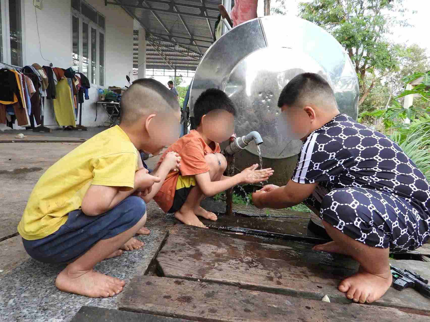 Nhiều gia đình khó khăn ở xã đã có nước sạch dùng ổn định. Ảnh: Bảo Trung