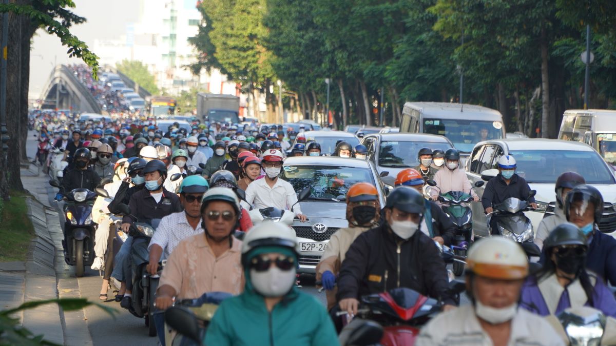 Ùn tắc trên đường Hoàng Văn Thụ. Ảnh: Anh Tú