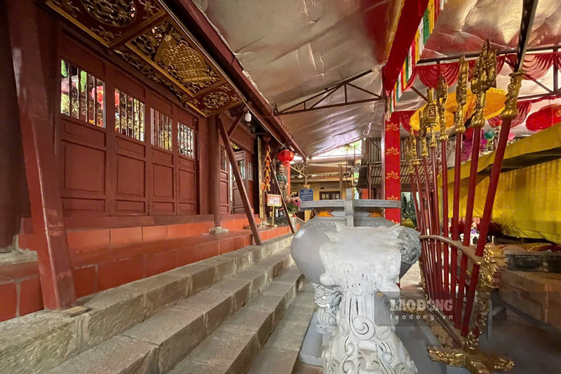 Nhiều hạng mục xuống cấp, phải dùng những cây trụ chống đổ tạm thời cho tòa đền chính. Ảnh: Đinh Đại