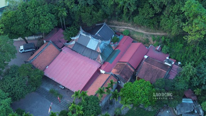 Trước khi tu bổ, Đền Cấm xuống cấp đến mức mái nhà hư hỏng, được phủ bạt để che mưa nắng. Ảnh: Đinh Đại