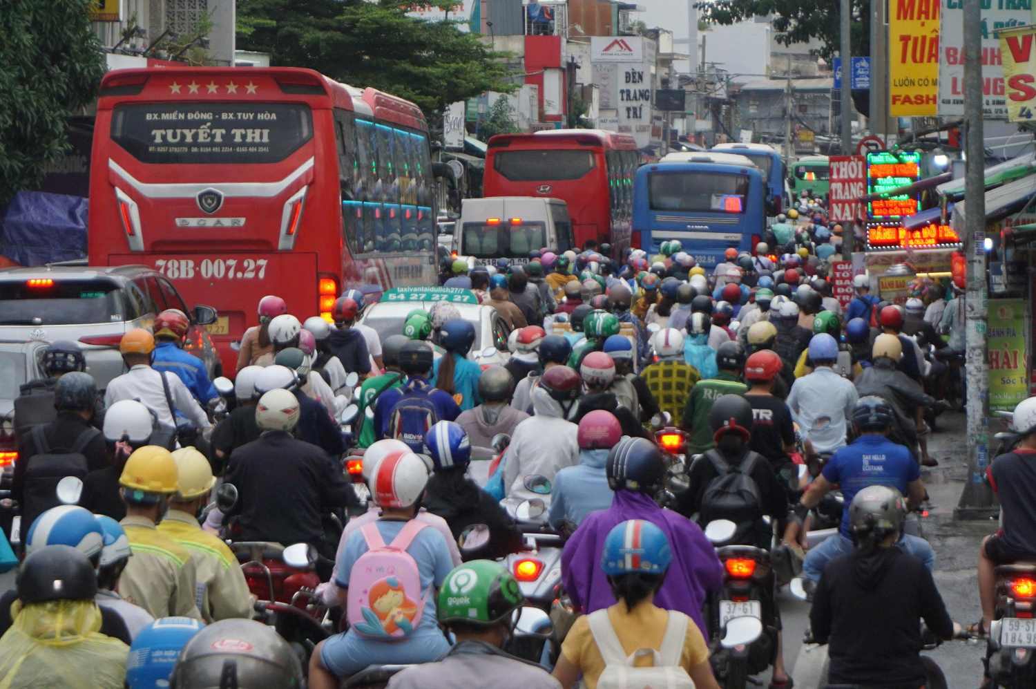 Ùn tắc giao thông diễn ra thường xuyên trên đường Xô Viết Nghệ Tĩnh. Ảnh: Minh Quân