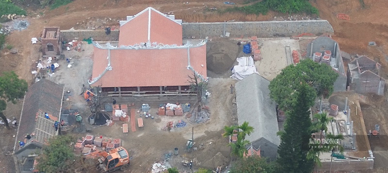 Các công nhân đang sửa chữa, tôn tạo để bảo tồn di tích Đền Cấm ở Lào Cai. Ảnh: Đinh Đại