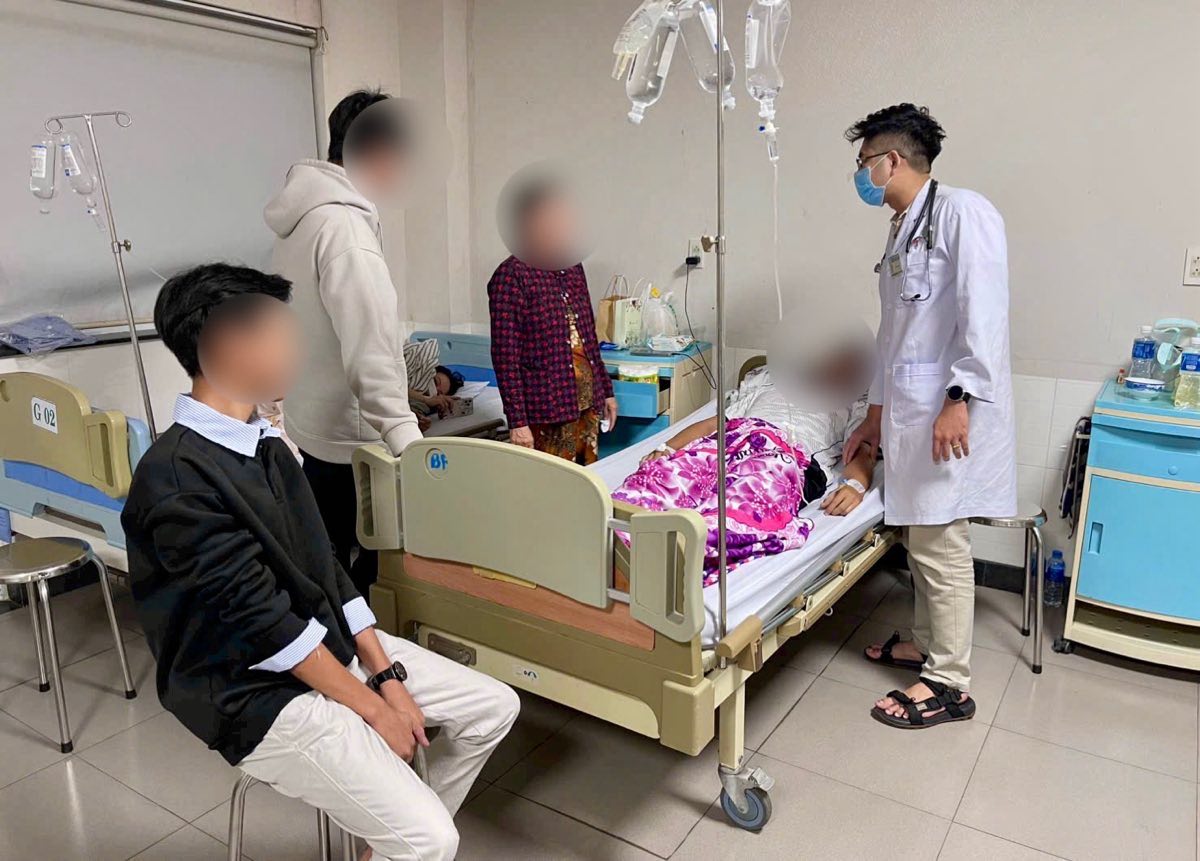 Bác sĩ thăm khám cho bệnh nhân nhập viện với các triệu chứng nghi ngộ độc thực phẩm. Ảnh: Duy Tuấn