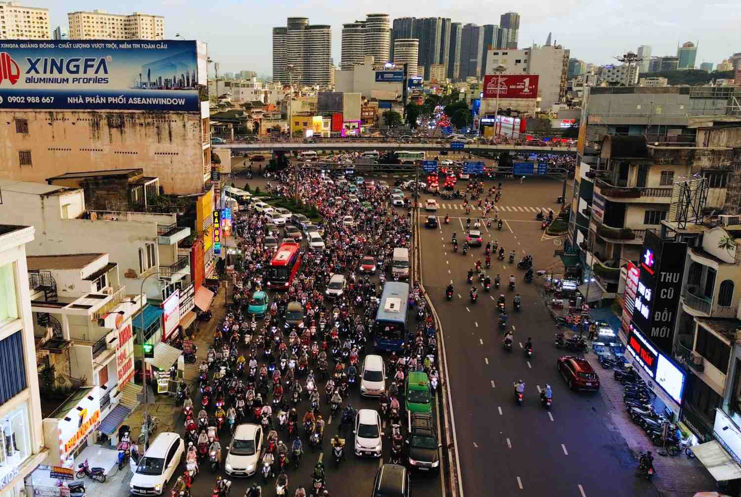 Xe cộ dày đặc trên đường Xô Viết Nghệ Tĩnh. Ảnh: Minh Quân