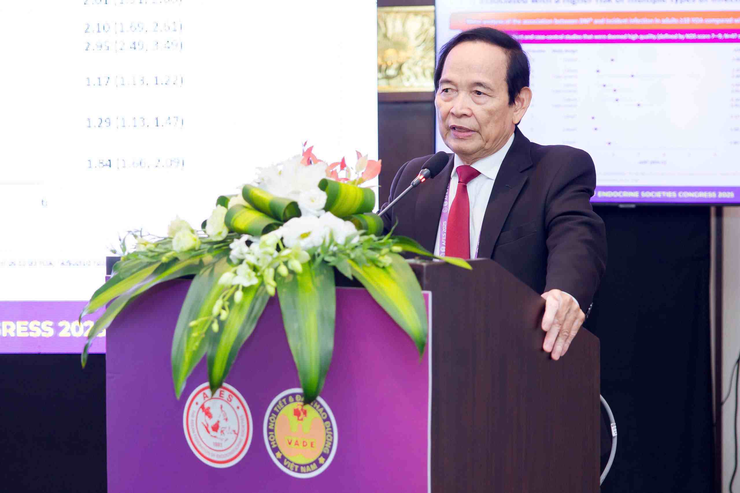 GS.TS.BS Trần Hữu Dàng, Chủ tịch Hội Nội tiết – Đái tháo đường Việt Nam chia sẻ về vai trò của vaccine phòng ngừa các bệnh truyền nhiễm, nhiễm trùng cho người bệnh đái tháo đường. Ảnh: Ngân Ngọc