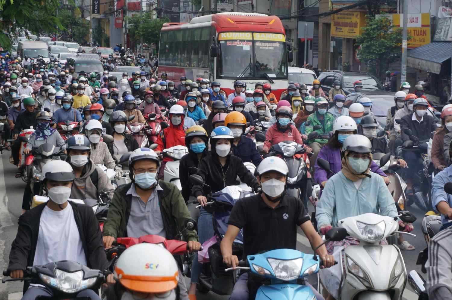 Xe cộ ùn tắc trên đường Đinh Bộ Lĩnh. Ảnh: Minh Quân