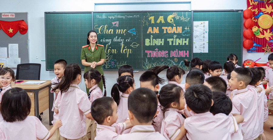 Học sinh khối 1 Trường Ngôi sao Hoàng Mai hào hứng tham gia tiết học “Cha mẹ cùng con lên lớp”. Ảnh: Đình Tuệ