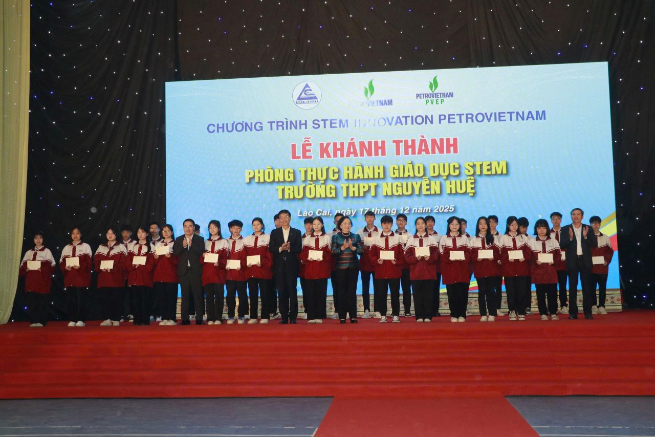 Phó Thủ tướng và đại diện Petrovietnam trao quà tặng cho Trường THPT Nguyễn Huệ và các học sinh có thành tích học tập tốt, học sinh có hoàn cảnh khó khăn. Ảnh: Văn Đức