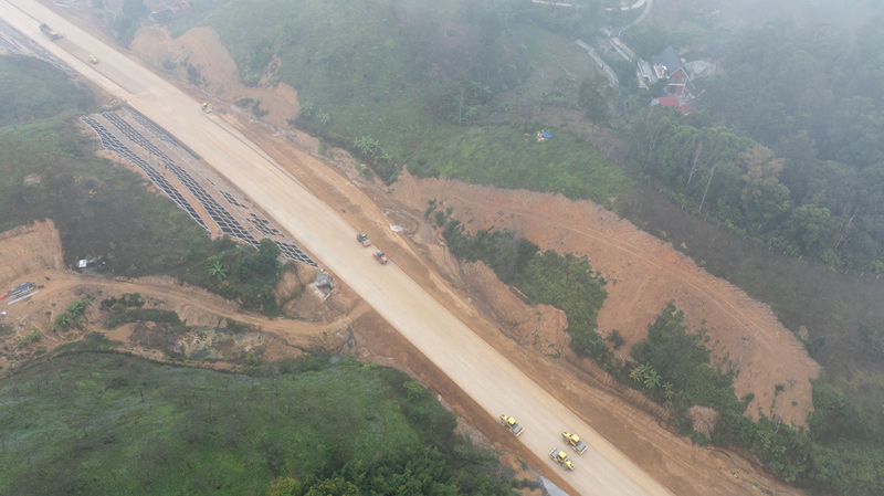 Tuyến cao tốc có nhiều cầu vượt sông, suối và hầm xuyên núi. Ảnh: Tân Văn