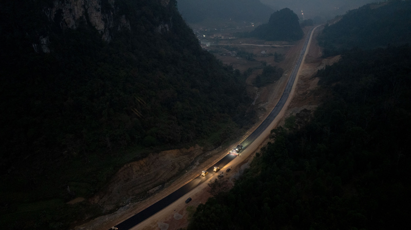 Để kịp tiến độ, ba đêm trên công trường vẫn sáng đèn làm việc. Ảnh: Tân Văn