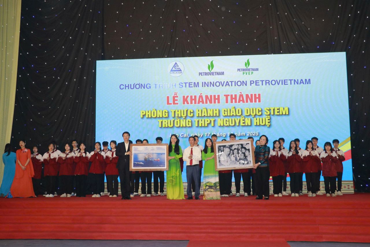 Phó Thủ tướng Phạm Thị Thanh Trà và các đại biểu tặng quà cho nhà trường. Ảnh: Văn Đức