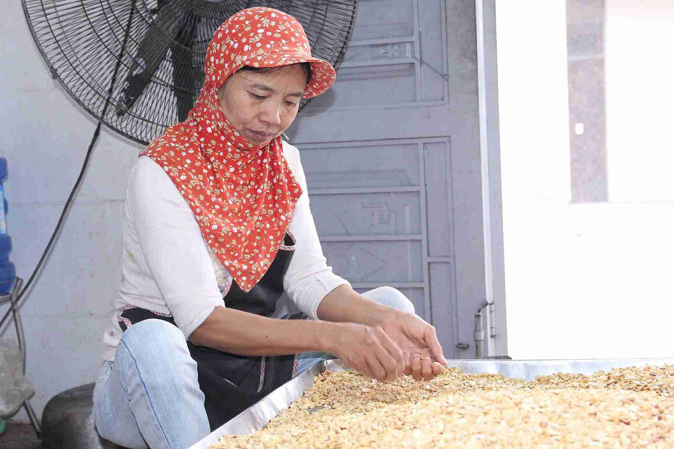 Người thợ làng Nguyễn tỉ mỉ tạo hình từng hạt bánh cáy. Ảnh: Mai Hương