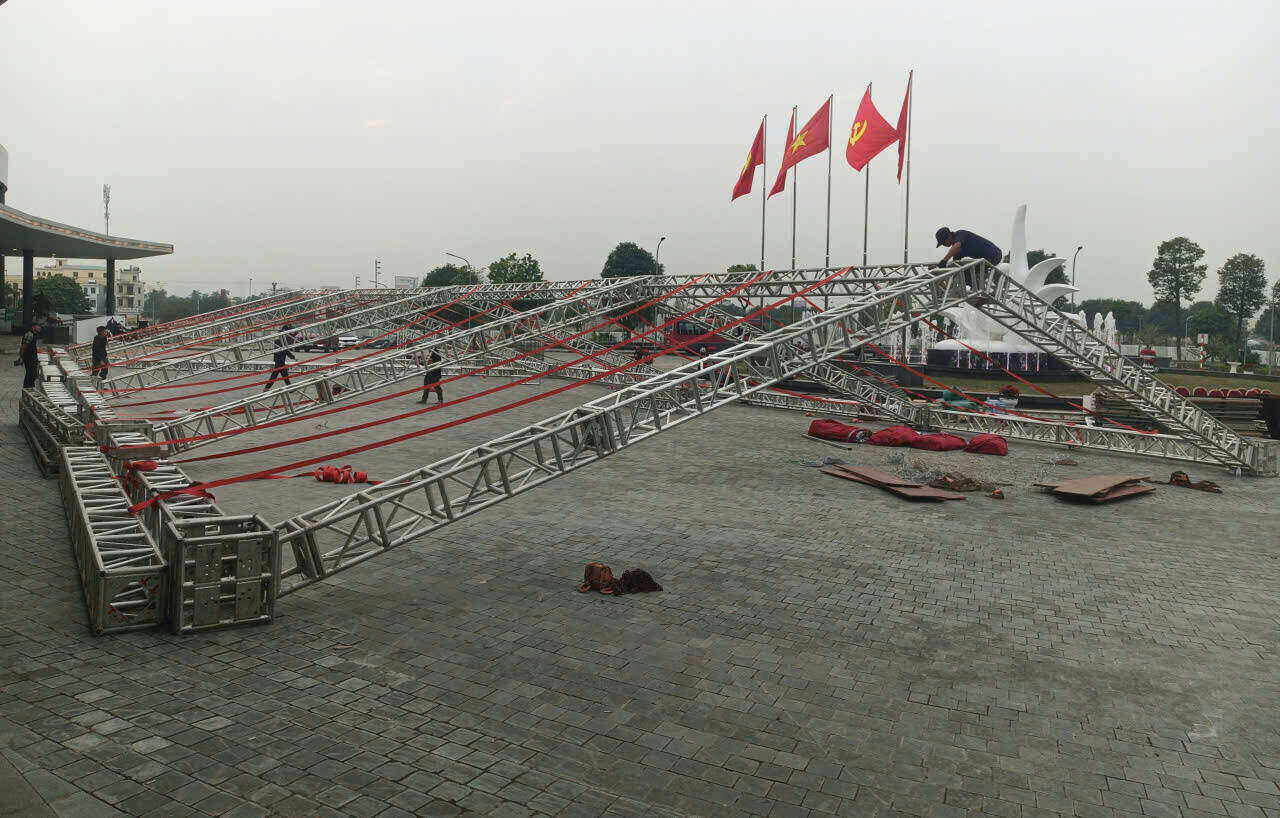 Đơn vị thi công đang hoàn thiện việc dựng rạp và trang trí để sẵn sàng cho lễ khánh thành sẽ diễn ra vào 19.12 tới. Ảnh: Diệu Anh