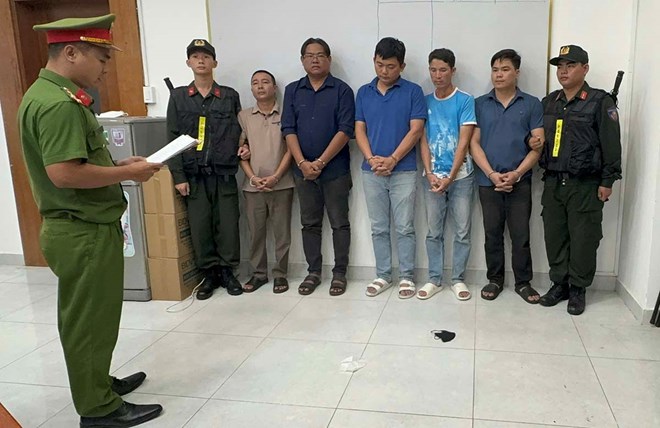 Phá đường dây ngụy trang khoáng sản thành chất thải để xuất lậu ở TPHCM