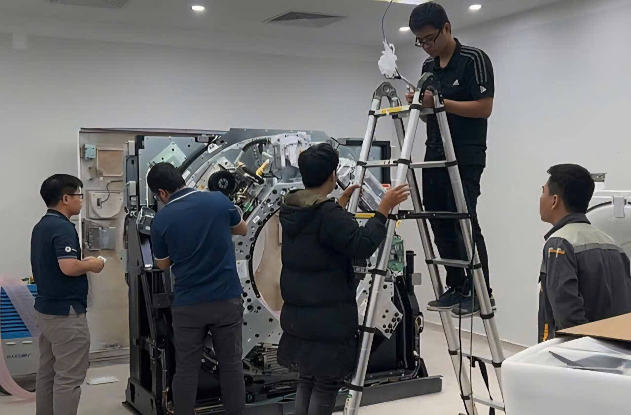 Đơn vị thi công đang gấp rút hoàn thiện việc lắp đặt các trang thiết bị, máy móc tại Bệnh viện Bạch Mai cơ sở 2. Ảnh: Diệu Anh