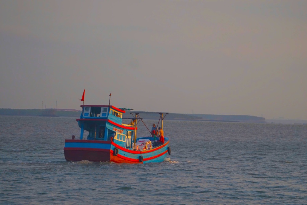 Những chuyến tàu gỗ truyền thống vẫn là 'nhịp cầu' huyết mạch kết nối ấp đảo với đất liền, ưu điểm là chi phí thấp nhưng thời gian di chuyển khá dài. Ảnh: Thái Bảo