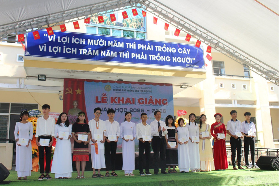 Học sinh Trường Phổ thông Dân tộc nội trú (PTDTNT) phường Hàm Thắng yên tâm học tập, rèn luyện.