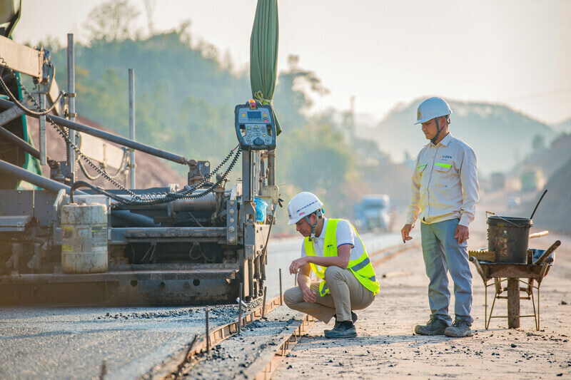 Kỹ sư kiểm tra chất lượng công trình. Ảnh: Vũ Linh