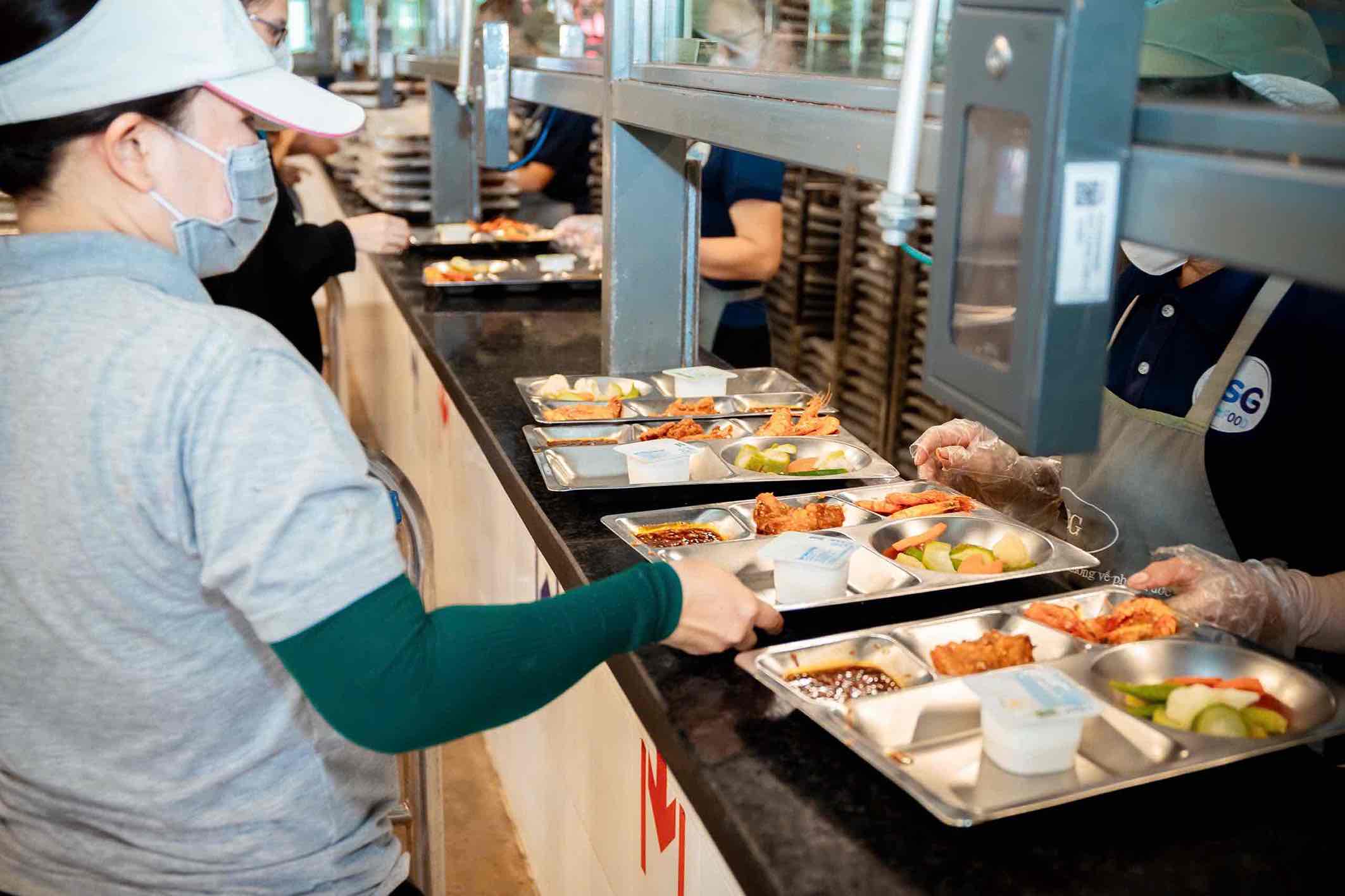 Bữa ăn ca tại Công ty TNHH Longwell. Ảnh: HAC