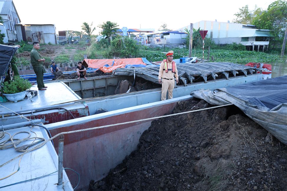 Cận cảnh khoáng sản vận chuyển trái phép, không hóa đơn chứng từ. Ảnh: Vũ Tiến