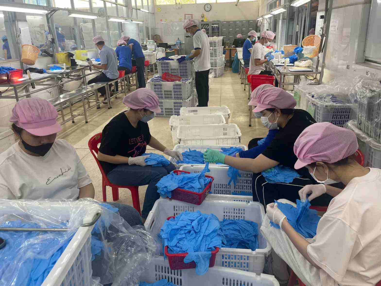 Doanh nghiệp cần tuyển trên 700 công nhân lao động để đáp ứng nhu cầu sản xuất. Ảnh: Dương Bình