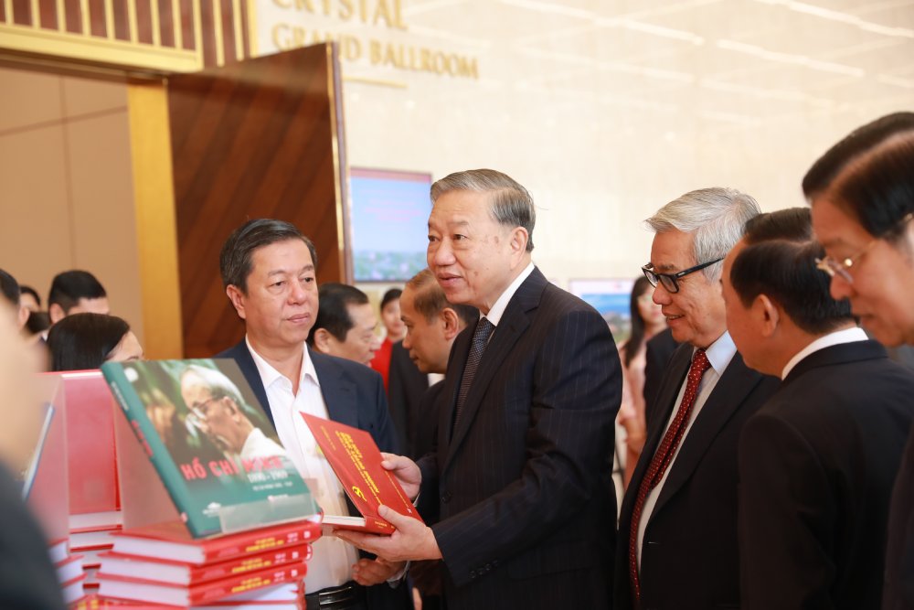 Tổng Bí thư Tô Lâm và các đại biểu tham quan khu vực trưng bày sách tại Hội nghị. Ảnh: Trần Vương