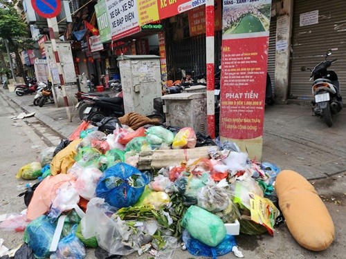 Nghịch lý rác bủa vây, chất đống ngay dưới biển cấm ở Hà Nội
