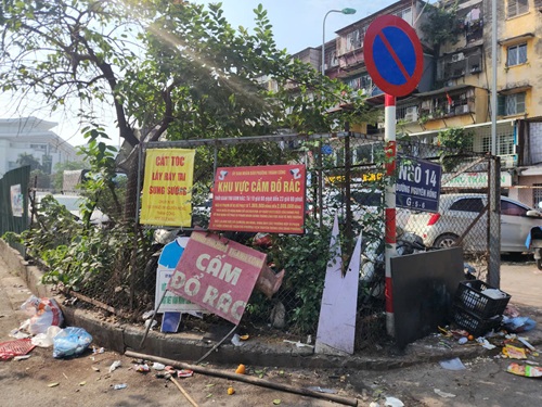 Một điểm cấm đổ rác trên đường Nguyên Hồng, Hà Nội. Ảnh: Minh Hạnh