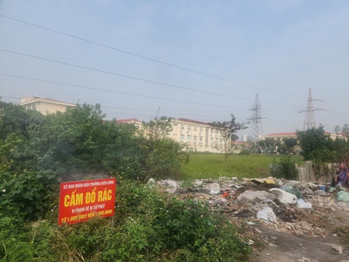 Rác thải quây quanh biển cẩm đổ rác tại khu đô thị Kiến Hưng. Ảnh: Minh Hạnh