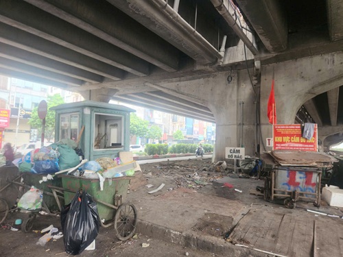 Chính quyền cắm biển cấm đổ rác nhưng lại là nơi tập kết rác của một công ty môi trường. Ảnh: Minh Hạnh