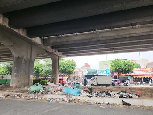 Rác thải đổ bừa bãi dưới chân cầu đường vành đai 3. Ảnh: Minh Hạnh