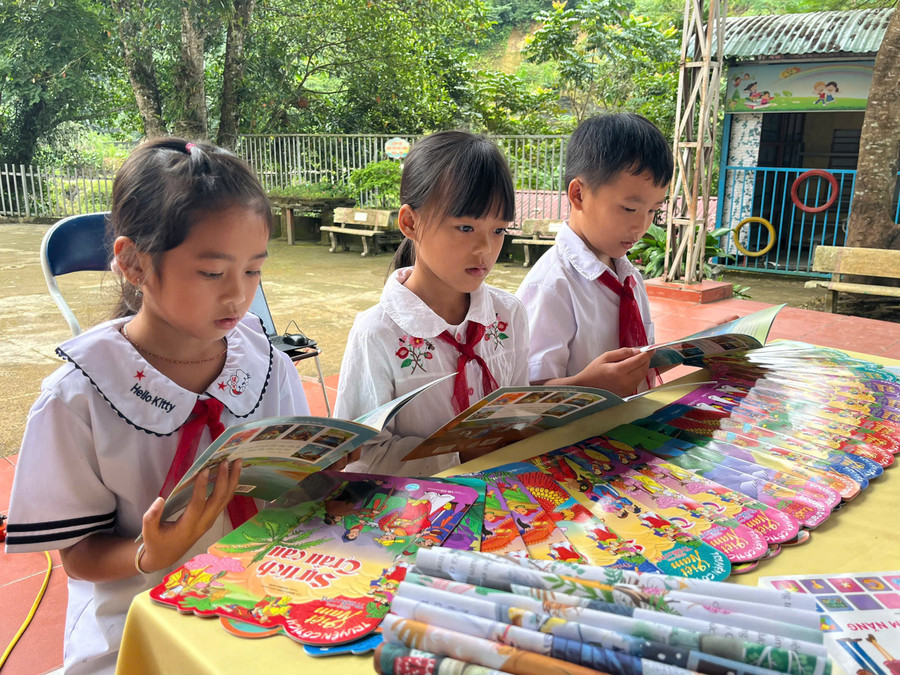 Hiện nay, 99,8% người dân Mường Tùng đã tham gia bảo hiểm y tế; 100% trẻ em dưới 6 tuổi, người có công và đối tượng bảo trợ xã hội được cấp thẻ BHYT. giam-ngheo-muong-tung-63.jpg