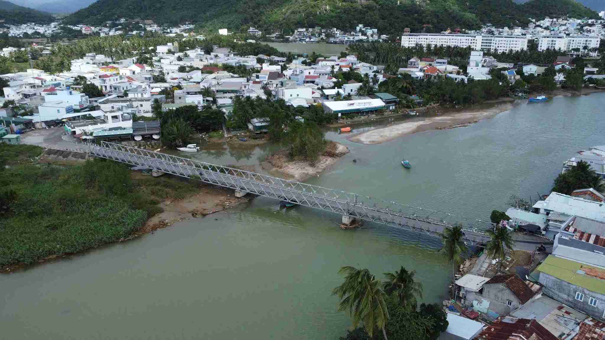 Lực lượng chức năng đang xây dựng công trình khẩn cấp để xử lý tình trạng sạt lở, bảo đảm an toàn giao thông qua cầu Ngọc Thảo ở Nha Trang.