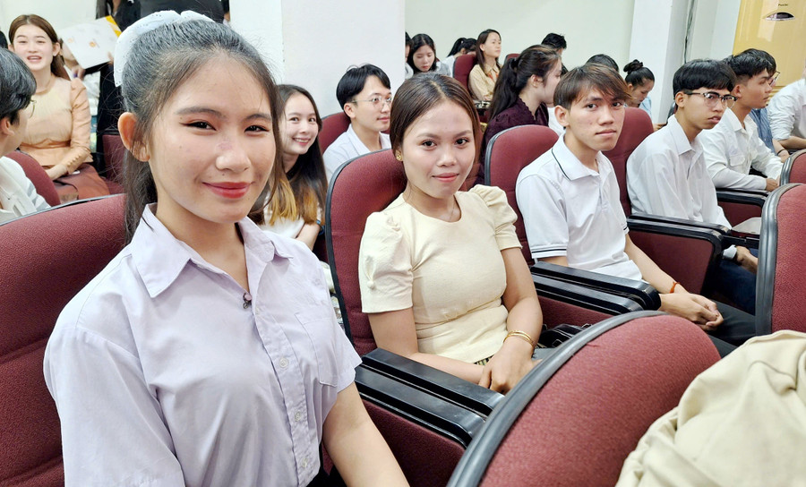 Lưu học sinh Lào tại Huế dự hội nghị tổng kết năm học 2024-2025, triển khai nhiệm vụ năm học 2025-2026.