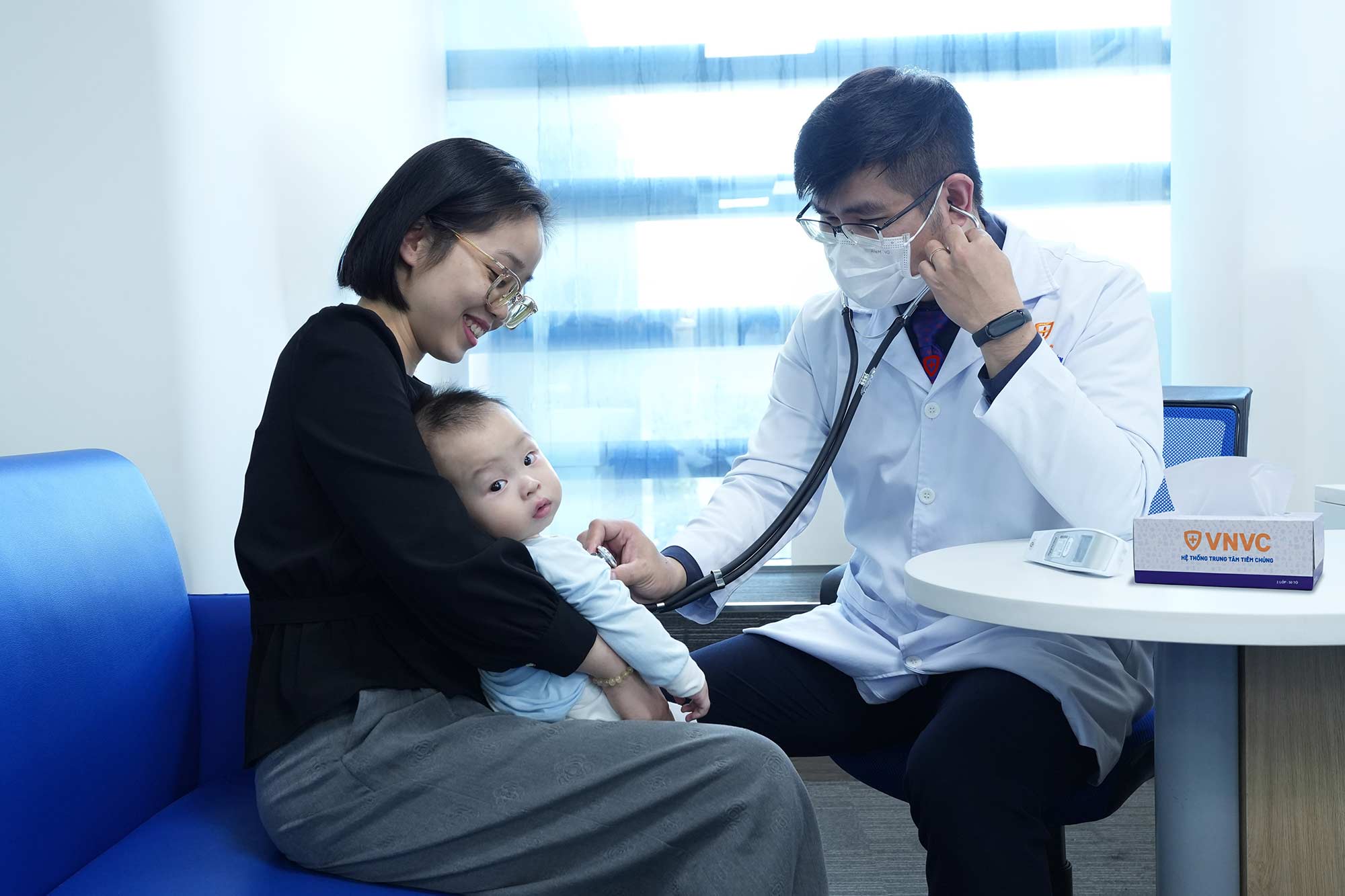 Nhiều phụ huynh đưa con tiêm kháng thể RSV phòng bệnh hô hấp tại VNVC trong bối cảnh ô nhiễm không khí và bụi mịn gia tăng. Ảnh: Lê Tuấn Anh