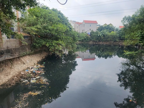 Dòng nước sông Pheo nơi diễn ra Lễ hội đua thuyền làng Đăm đen xì, bốc mùi ô nhiễm. Ảnh: Minh Hạnh