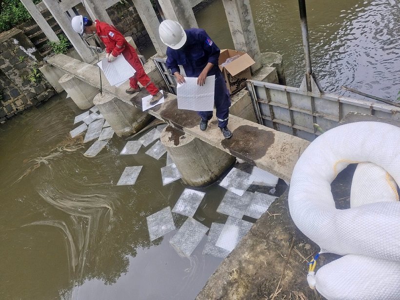 Các cơ quan chức năng đang xử lý sự cố tràn dầu. Ảnh: Viên Nguyễn