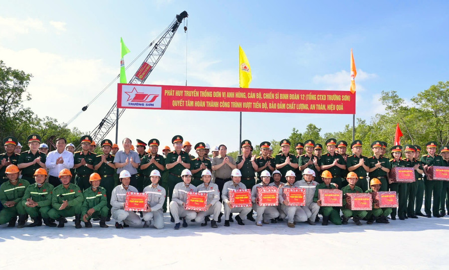 Thủ tướng Phạm Minh Chính tặng quà công nhân thi công tại điểm đầu xây dựng tuyến giao thông ra đảo Hòn Khoai. Ảnh: Tâm Đông