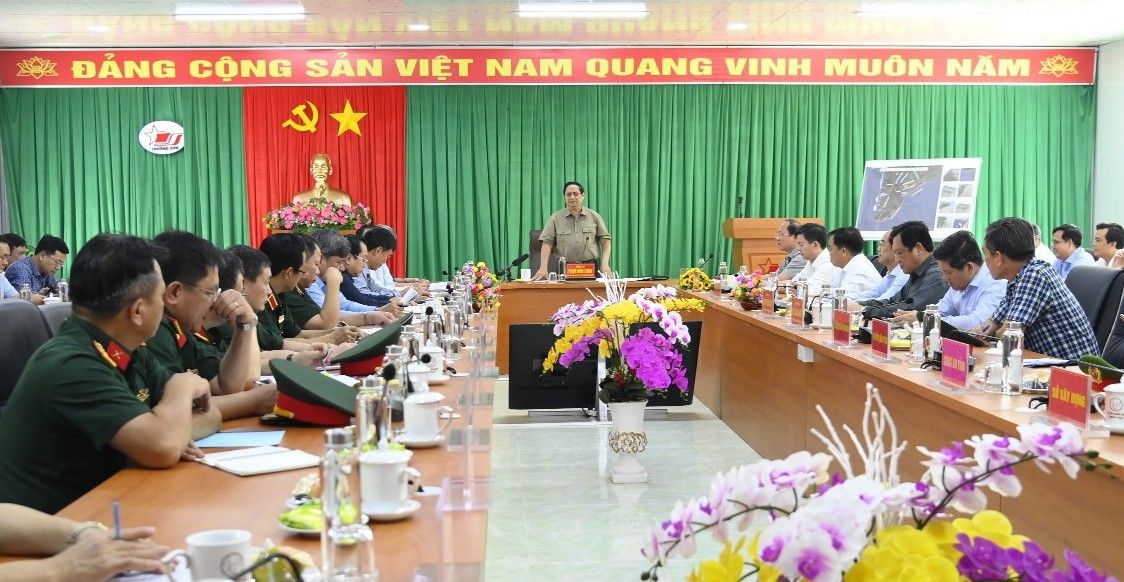 Thủ tướng Chính phủ Phạm Minh Chính làm việc tại Ban chi huy công trường xã Đất Mũi, Cà Mau. Ảnh: Văn Đông